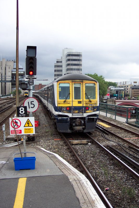 Class 319 First Capital Connect bei der Ausfahrt aus London Blackfriars nach St. Albans. 
Nchster Halt ist London Bridge.