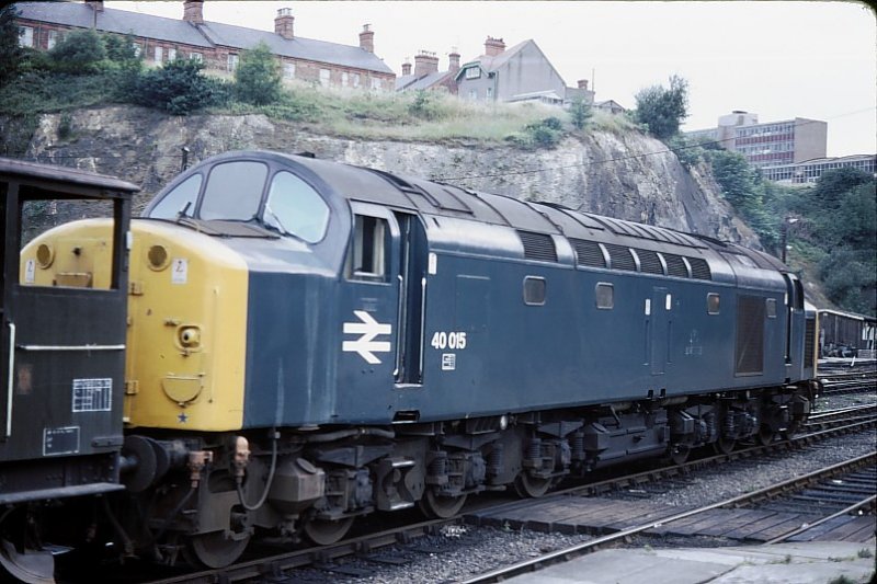 Class 40: 200 Lokomotiven wurden von English Electric zwischen 1958 und 1962 gebaut. Aufnahme der 40 015 in Bangor am 21.Juli 1974.