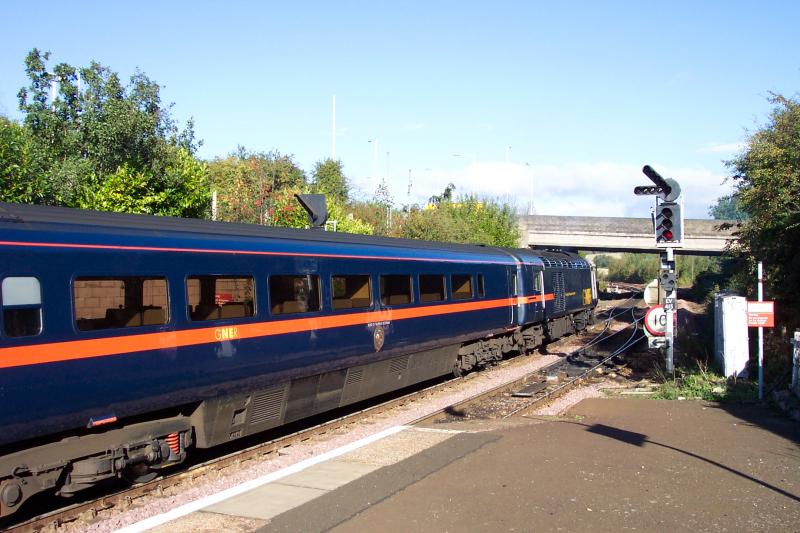 Class 43 - GNER nach Aberdeen - man kann anhand des Ausfahrtssignals erkennen, dass dieser Zug zu lang fr den Bahnsteig von Inverkeithing ist. Vor der Ankunft gab es auch eine Durchsage, welche Wagen nur am Bahnsteig halten.
