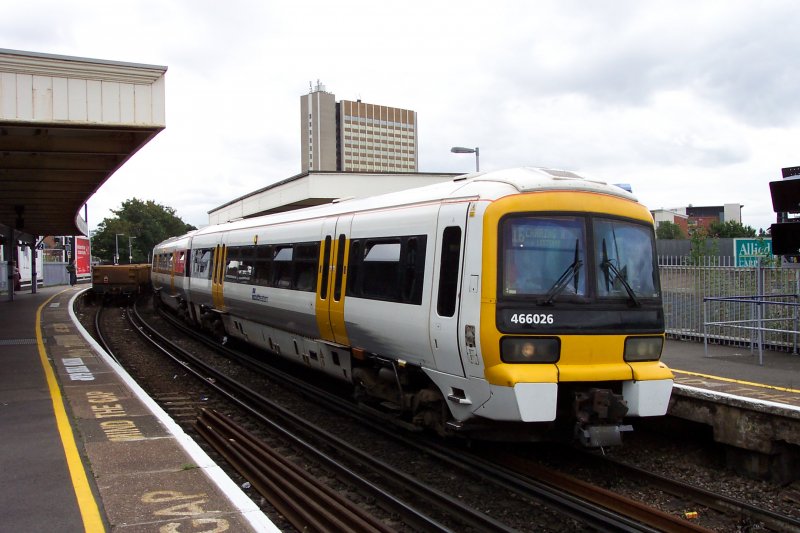 Class 466 Triebzug der Southwestern auf dem Weg nach Waterloo und Charing Cross im Bahnhof von Lewisham.