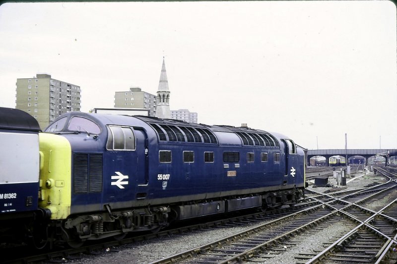 Class 55  Deltic , die Knigin der britischen Dieselloks. 22 Loks 1961 gebaut, ersetzten weit mehr als doppelt so viele Dampfloks auf der Ostksten-Hauptstrecke. Mangels anderweitiger Verwendbarkeit 1980-1982 ausgeschieden. Hier steht 55 007 in Doncaster, 4.August 1974.
