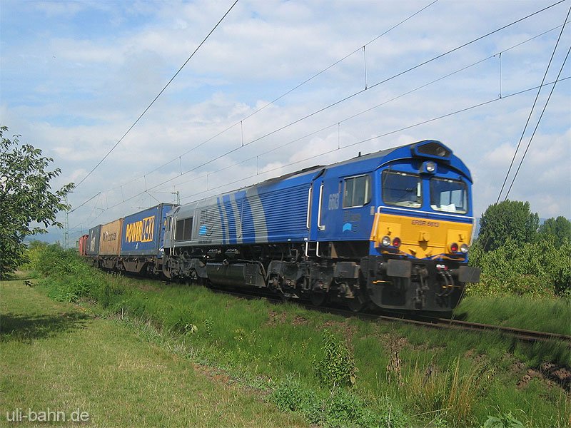 Class 66 - 6613 am 3.08.2006 kurz vor Gau-Algesheim.
