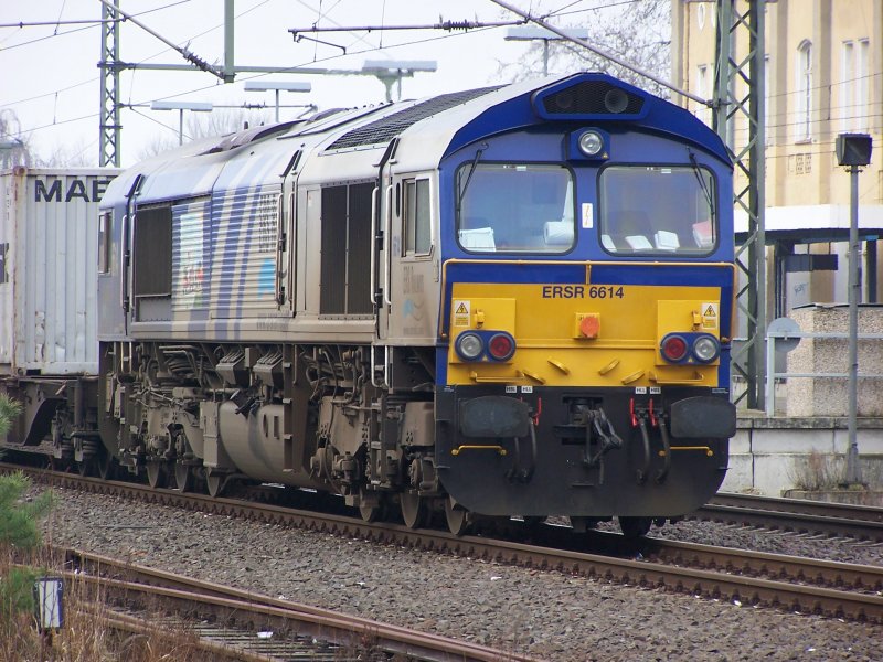 Class 66  6614  der ERSR, mit einem Containerzug, bei einem Zwichenhalt in Brandenburg Hbf am 07.03.08.