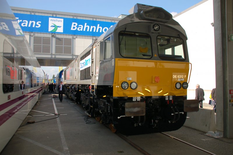 Class 66 auf der Innotrans 2008 in Berlin am 26.09.2008. Wer einmal durch eine solche Lokomotive ohne Platzangst zu bekommen durchgelaufen ist, dem kann ein U-Boot diesbezglich keinen Schrecken mehr einjagen. Die Gnge sind unglaublich schmal und niedrig und eigentlich nur fr Kleinwchsige halbwegs akzeptabel. Die Motoren erfllen nun nach eigenen Angaben UIC II Standards. Abgebildet ist hier die DE 6312 F der Electromotive EMDiesels.com . Es sind nun einige Verbesserungen umgesetzt worde. Es ist jetzt eine Klimaanlage erhltlich und die Fhrerstnde wurden aufgewertet und geruschreduzierend gestaltet.