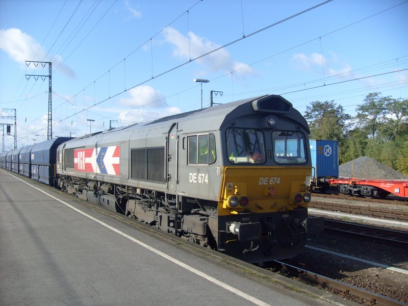 Class 66 (DE 674) der HGK in Richtung Oberhausen im Bf. Emmerich.