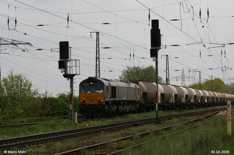 Class 66 (DE6309) von DLC passiert in Krze Saarmund.