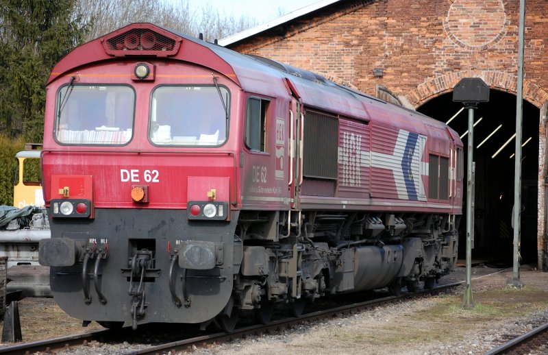 Class 66 Diesellok DE 62 der HGK (Hfen und Gterverkehr Kln AG) whrend eines logistischen Haltes im Bahnhof Neuoffingen vor dem historischen Lokschuppen. Eine kleine Lackauffrischung stnde auch ihr gut zu Bleche...