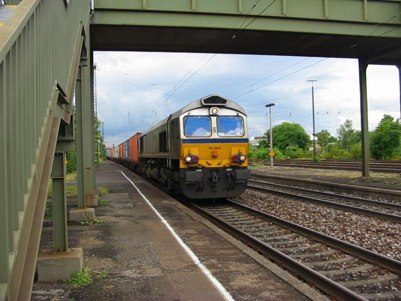 Class 66 der Firma ERS Railways mit der silbernen Seite am 14.8.2005 bei der Durchfahrt von Ludwigshafen Oggersheim.