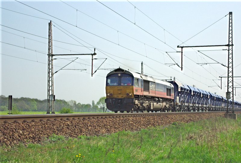 Class 66 der Heavy Haul Power International GmbH (Lok Nr. 29003) mit mir unbekannten Wagen bei der Fahrt durch Gmmer Richtung Wunstorf. 15.04.2009.