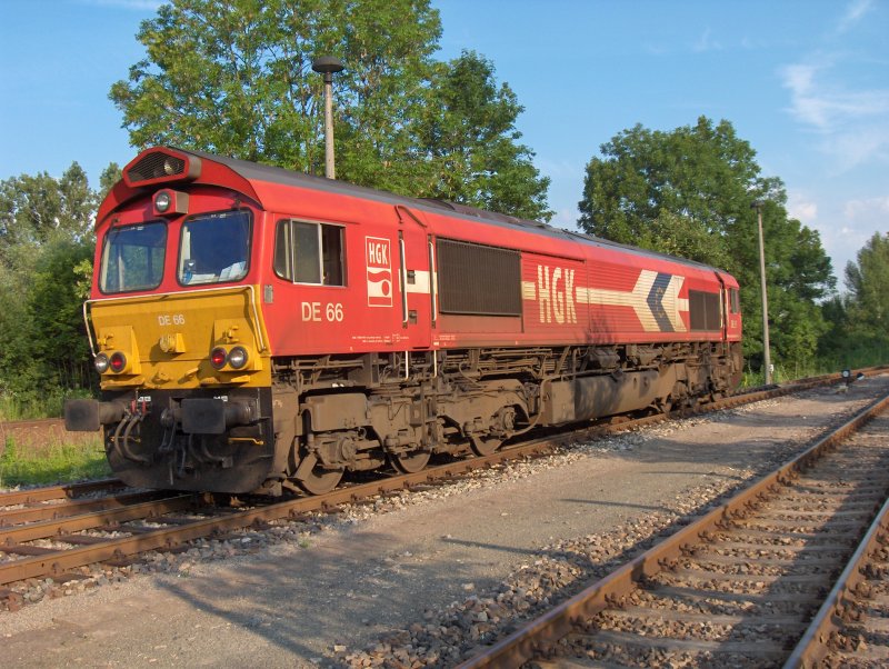 Class 66 von HGK beim Umfahren des zugestellten lzuges in Gera bergabebahnhof am 14.07.2005
