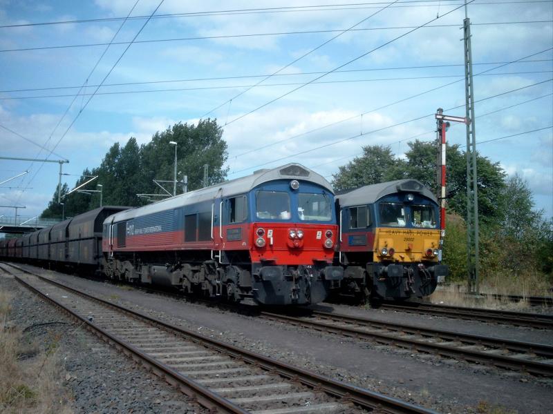 Class 66 der HHPI Nr. 29 002 und 59 003 am 16.08.2003 15:10 Uhr in Petershagen Lahde. 29 002 wartet mit Leerzug auf die Ausfahrt. 59 003 wird anschlieenden ihren Zug teilen, vorziehen und ber das 3. Gleis zum Kraftwerk drcken. 
