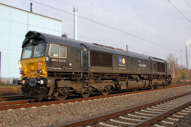 Class 66, hier   653-05  der Mitsui Rail Capital Europe (MRCE) - aktuell vermietet an die Rurtalbahn GmbH, die am 17.11.2007 als Leerzug ganz gemtlich Datteln in Westfalen (nrdliches Ruhrgebiet) durchfhrt.