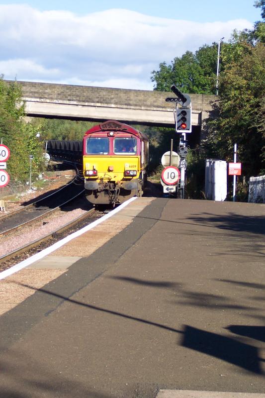 Class 66 - Lok 66109 mit einem Gterzug Richtung Sden unterwegs