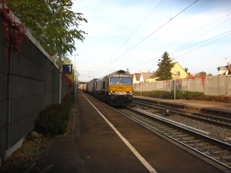 Class 66 mit dem Containerexpress aus Hamburg in Karlsruhe-Hagsfeld 29.10.07