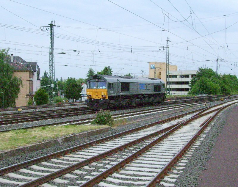 Class 66 P818 von DLC fhrt solo durch Frankfurt-Hchst am 21.05.08