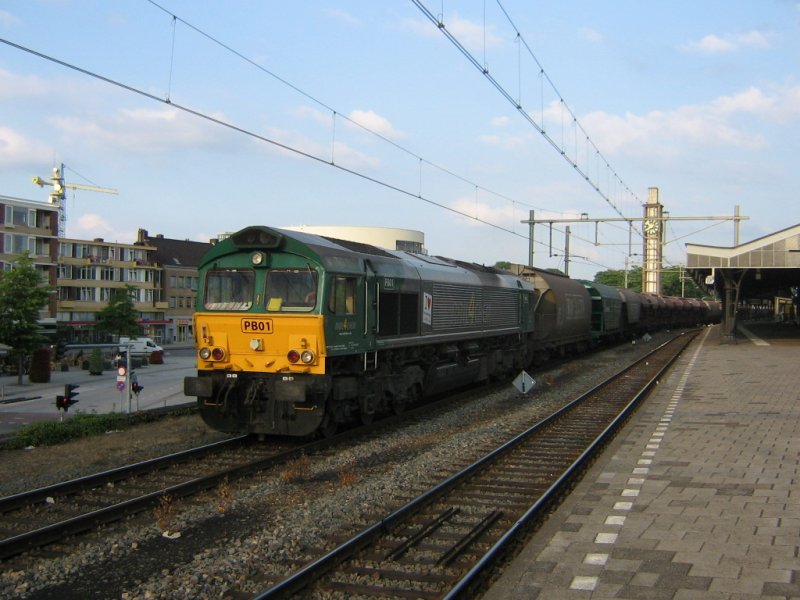 Class 66 PB01 met graanwagens als trein 60136 naar Botlek te Hengelo - 11 juli 2006