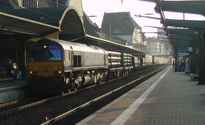 Class 66 PB13 am 13.1.06 bei der Durchfahrt von Worms .