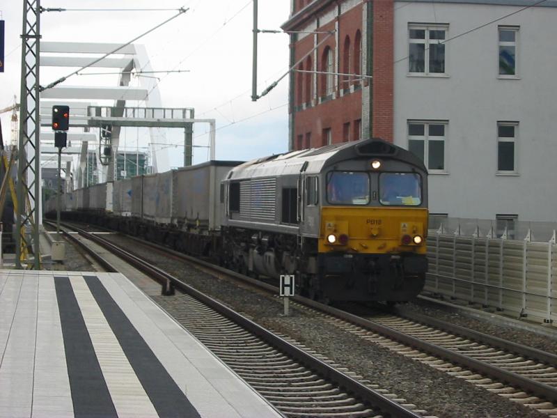 Class 66 PB18 der Firma DLC am 6.7.2005 bei der Durchfahrt von Ludwigshafen Mitte.