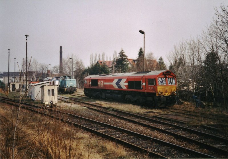 Class66 DE67 der HKG steht im April 2005 im Bw Kamenz zusammen mit einigen Maschinen der ITL aus Dresden.