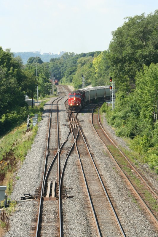 CN C44-9W 2582 mit Gterzug aus Richtung Westen kommend am 1.8.2008 in Bayview Junction, bei Hamilton,ON.