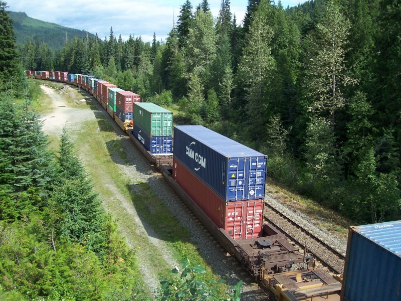 CN Containerzug Nhe Blue River/British Columbia Richtung Kamloops/BC am 22.08.2008, Ausweichstelle am Thompson River (Bild 2, Fortsetzung von Bild 1, Blick fluaufwrts)