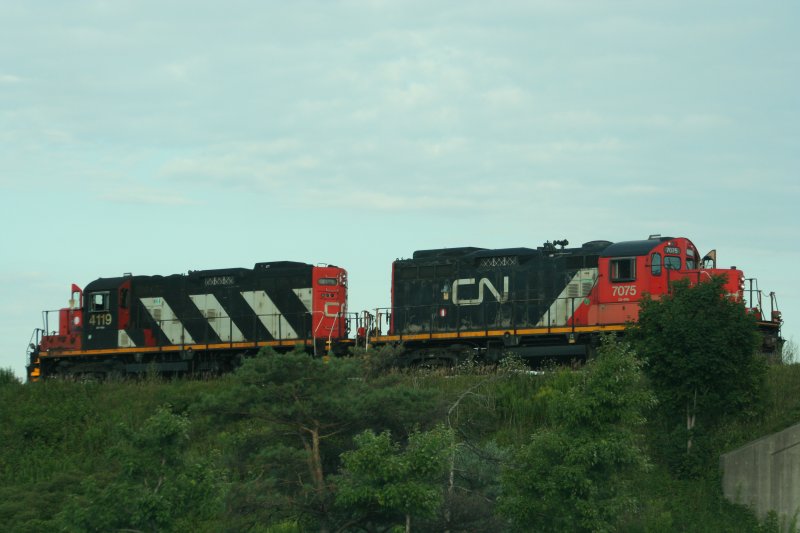 CN GP9u (GS-418c) 7075 und CN GP9RM 4119 bei einer Rangierfahrt am 12.8.2009 in Milton
