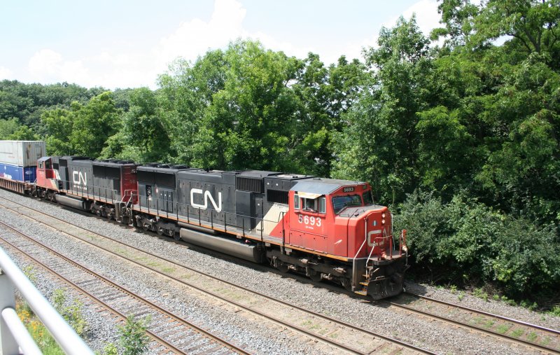 CN Gterzug mit 2 SD75I 5693 und 5645 aus Richtung Westen kommend am 1.8.2008 in Bayview Junction, bei Hamilton,ON.
