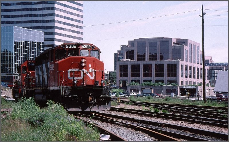 CN SD 40-2 5302 mit Safety Cab und SD 40 5116 in Dartmouth gegen�ber von Halifax. (Archiv 07/1998)