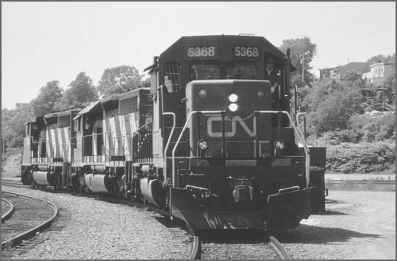 CN SD 40 5368 und zwei weitere Maschinen in Dartmouth Harbour werden soeben von einem Lokfhrer bernommen. (Archiv 07/1998)