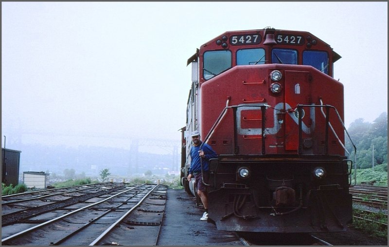 CN SD-50F 5427 mit mir als erstem Rangierer:) in Dartmouth Harbour bei Halifax. Ein Wetterphnomen, das sich in der Gegend um Halifax immer wieder abspielt ist, dass an einem heissen Julitag innert dreissig Minuten der Nebel vom Meer hereinschleicht und alles verhllt. Berchtigt deswegen sind die Sable Islands vor der Kste, die schon manchem Schiff zum Verhngnis wurden. (Archiv 07/1998)