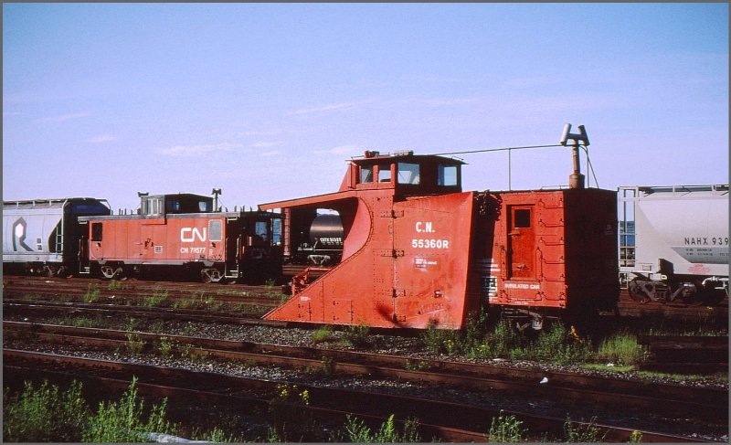 CN Snowplow 55360R und CN Caboose 79577 in Halifax/NS. (Archiv 07/1998)