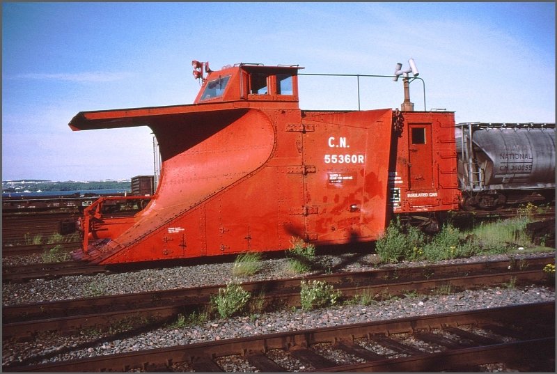 CN Snowplow 55360R im CN Yard von Halifax/NS. Im Hintergrund ist das Bedford Basin zu sehen, einer der gr�ssten nat�rlichen H�fen weit und breit. (Archiv 07/1998)