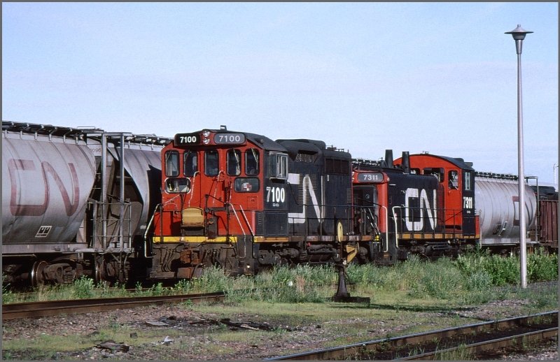 CN SW-1200 RM 7100 mit GP-9 Hood und 7311 im Rockingham Yard bei Halifax/NS. (Archiv 07/1998)