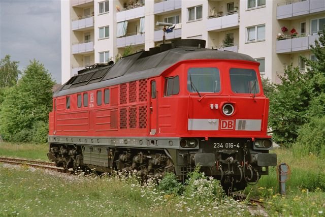 Co-Co-Diesellok 234 016-4 der Deutschen Bahn AG. Die robusten Maschinen russischer Bauart wurden ab 1973 von der damaligen Reichsbahn der DDR beschafft und versehen auch heute noch in grosser Zahl Dienst bei der DB-Gtertochter Railion. Augsburg, Juli 2005.