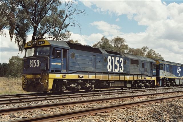 Co-Co-Diesellok 8153 (Clyde 1984), eine Normalspurlok (1435 mm) der Fright Corp. vor einem Gterzug auf einem Ausweichgleis in der Nhe von Albury, 7. November 2006. Diese Lok ist mit einem GM-EMD-Dieselmotor Typ 16-645 E3B ausgerstet und leistet 3300 PS. Die Vmax betrgt wie bei den meisten neueren australischen Dieselloks 115 km/h.