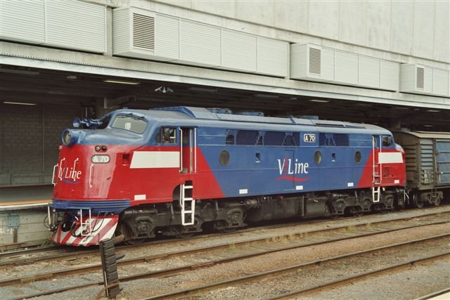 Co-Co-Diesellok A 70 (Clyde 1953), eine Breitspurlok (1600 mm) der V-Line in Melbourne Spencer Station, 6. November 2006. Diese Lok, ein typisches GM-EMD-Produkt, gehrte zu den 26 Maschinen der B-Class, welche die ersten Streckendieselloks in Victoria waren. Davon wurden 11 Stck modernisiert, mit einem EMD 12-645-Dieselmotor ausgerstet und in A-Class umbezeichnet, B 70 wurde 1985 zu A 70.