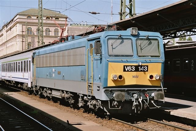 Co-Co-Lokomotive V63 143 der Ungarischen Staatsbahnen (MAV), abfahrbereit mit einem internationalen Reisezug. Budapest-Keleti, August 2004. 