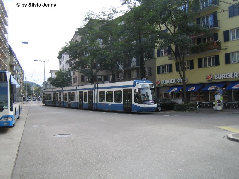 Cobra 3007 am 9.9.07 beim Bhf. Oerlikon vor dem BurgerKing-Restaurant. Die Cobra 3007 war die erste Serien-Cobra. Zur Zeit werden die Prototypen 3001-3005 (3006 bereits umgebaut) nach Villeneuve gebracht, und dort soweit umgebaut, dass sie den Serien-Cobras entsprechen.