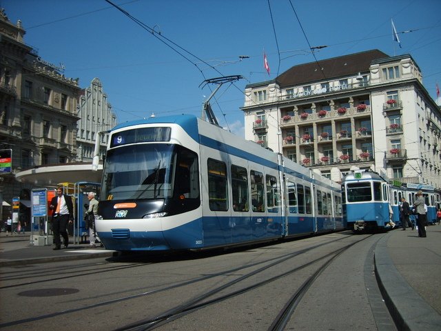 Cobra 3023 als Linie 9 am Paradeplatz.