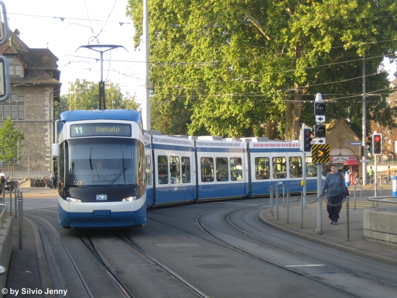 Cobra 3045 biegt am 23.9.09 in die Haltestelle Bahnhofquai/HB ein.