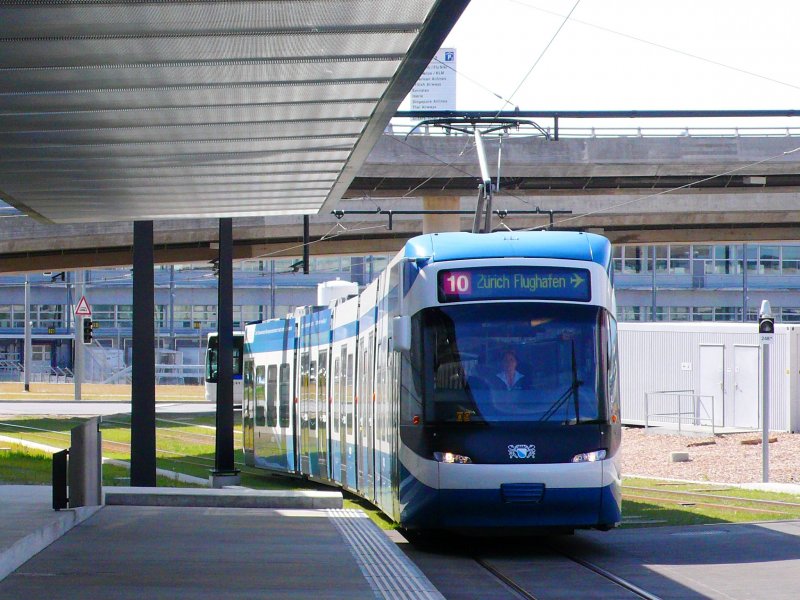 Cobra 3058 beim Einfahrt in der Haltestelle Flughafen am 25.04.09