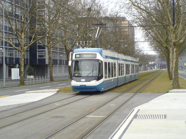 Cobra Be 5/6 3042 fhrt in die Haltestelle Oerlikerhus ein. Diese liegt mitten in der Thurgauerstrasse. 