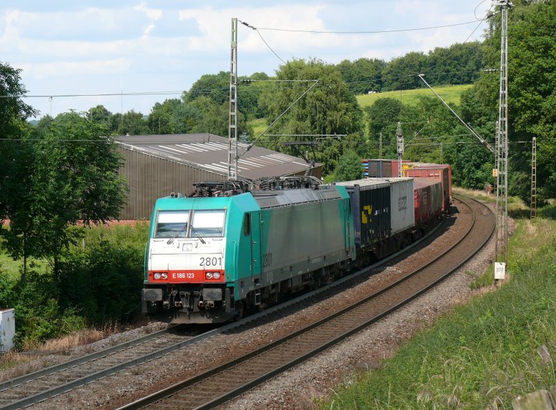 Cobra-Lok 2801 zieht einen Containerzug, den sie soeben in Aachen-West bernommen hat, Richtung Belgien. Hier aufgenommen am 21/06/2009 in der Steigung bei Reinartzkehl kurz vor dem Gemmenicher Tunnel.