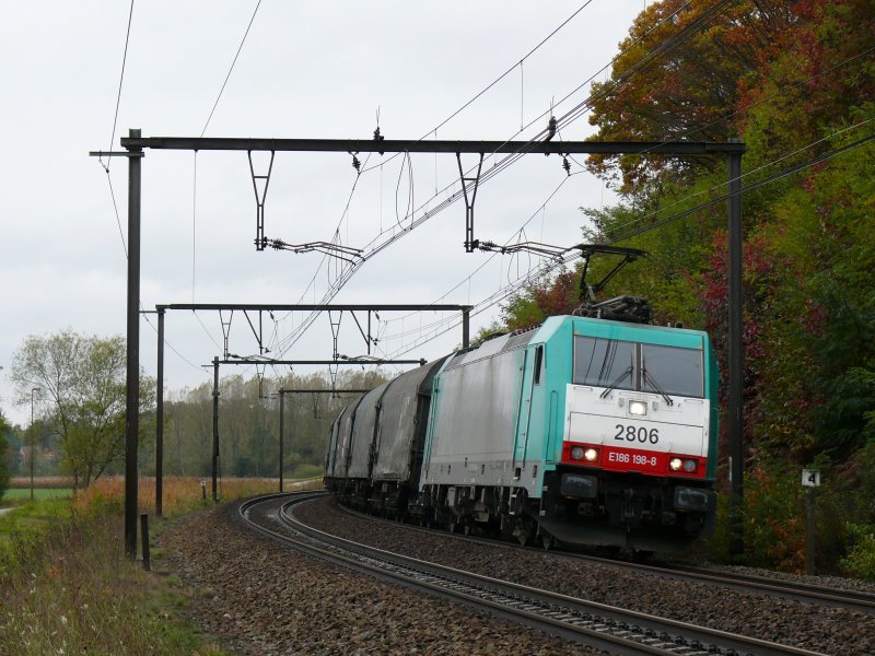 Cobra-Lok 2806 legt sich hier mit ihrem Zug in die letzte Kurve vor dem Bhf Diest. Aufgenommen am 24/10/2009.