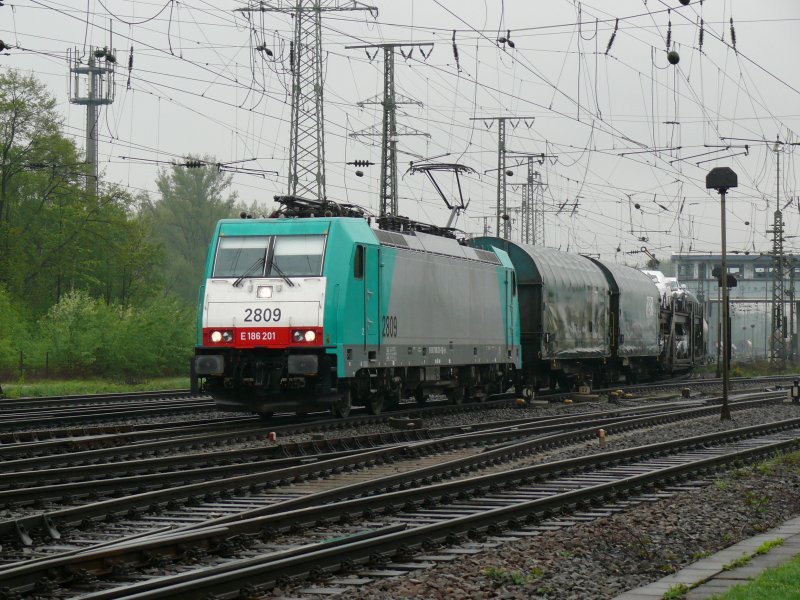 Cobra-Lok 2809 verlsst Kln-Gremberg mit einem gemischten Gterzug in Richtung Belgien. Aufgenommen am 17/04/2009.