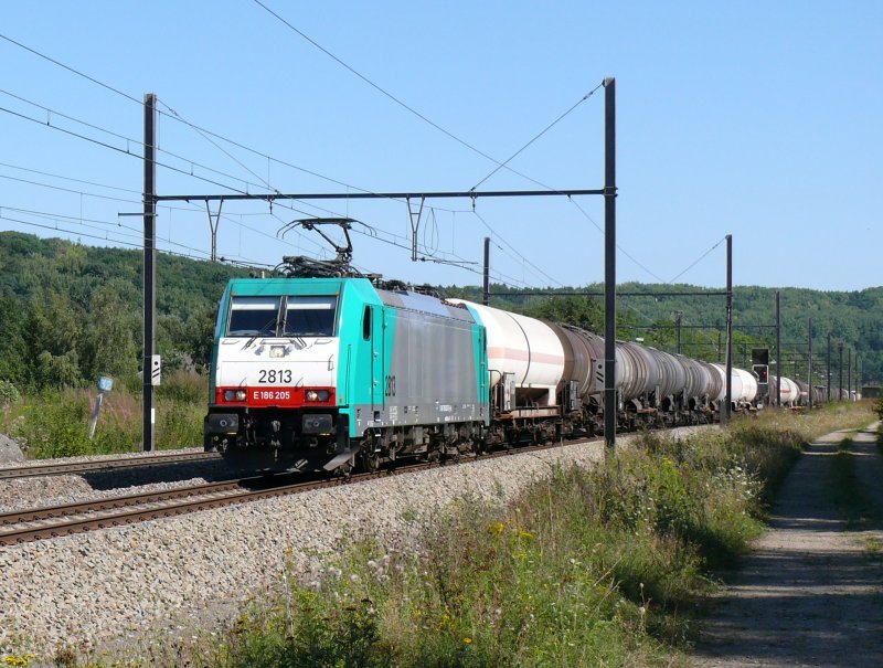 Cobra-Lok 2813 mit einem Kesselwagenzug von Aachen-West kommend kurz hinter dem Viadukt von Remersdael. Aufgenommen am 23/08/2009.