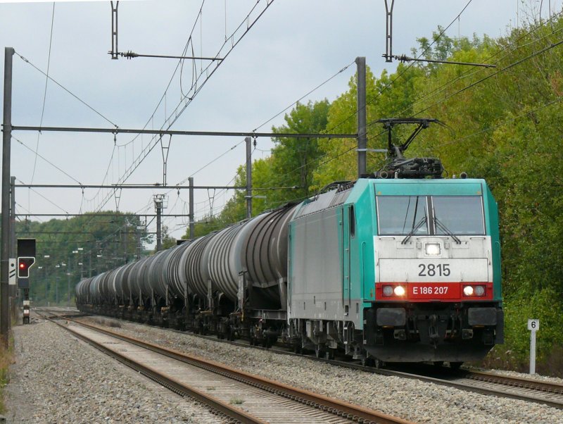 Cobra-Lok 2815 unterwegs mit einem Kesselwagenzug nach Aachen-West. Hier aufgenommen am 04/10/2009 in Remersdael kurz vor dem Viadukt.