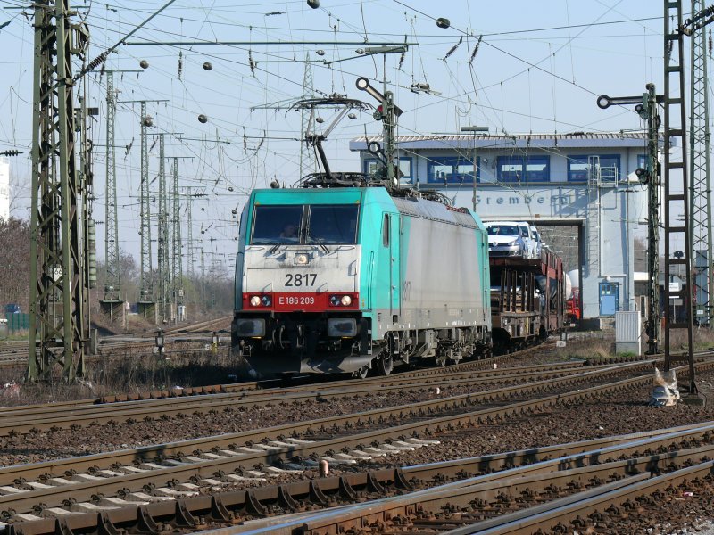 Cobra-Lok 2817 verlsst Kln-Gremberg in Richtung Aachen-West und Belgien. Aufgenommen am 21/03/2009.