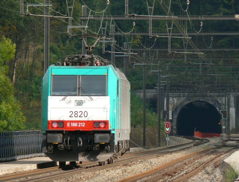 Cobra-Lok 2820 als Lokzug hier auf dem Viadukt von Remersdael. Im Hintergrund, unmittelbar hinter dem Viadukt, erkennt man das Westportal des Tunnels von  Hindel . Aufgenommen am 04/10/2009.