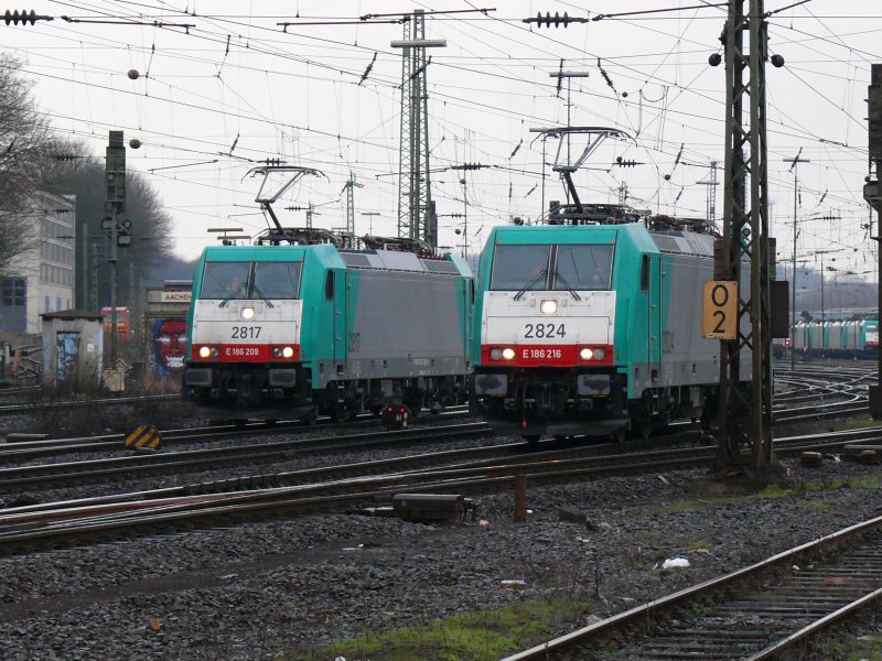 Cobra-Loks 2817 + 2824 auf Parallelfahrt in Aachen-West. Aufgenommen am 17/01/2009.